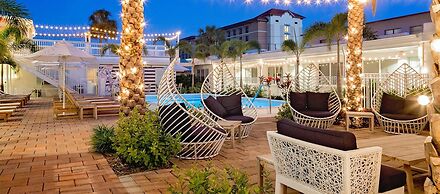 Deluxe King Condo Updated Suite by the Beach!