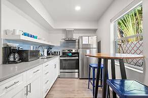 Deluxe King Condo Updated Suite by the Beach!