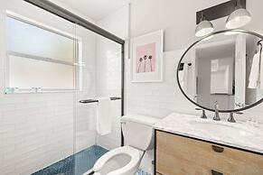 Deluxe King Condo Updated Suite by the Beach!