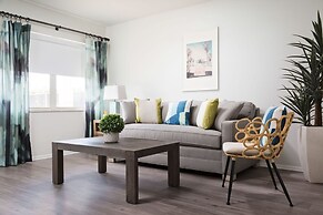 Deluxe King Condo Updated Suite by the Beach!