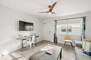 Deluxe King Condo Updated Suite by the Beach!