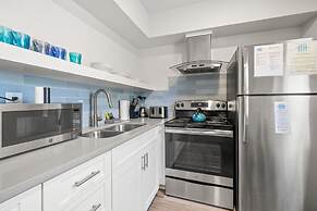 Deluxe King Condo Updated Suite by the Beach!