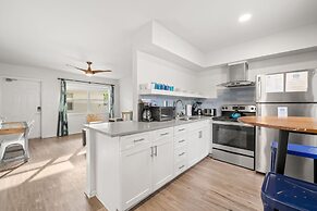 Deluxe King Condo Updated Suite by the Beach!