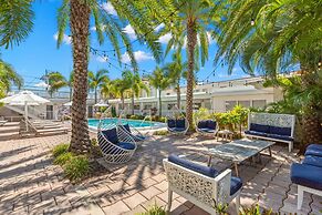 Deluxe King Condo Updated Suite by the Beach!