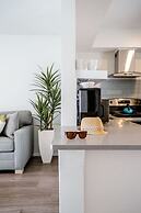 Deluxe King Condo Updated Suite by the Beach!