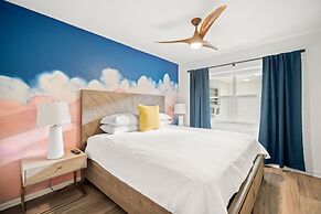 Deluxe King Condo Updated Suite by the Beach!