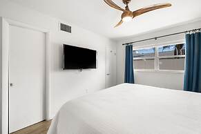 New! Modern King Suite Steps to the Beach!