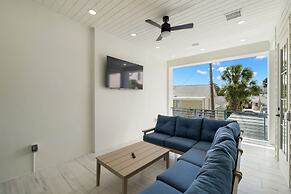 The Akoya Pearl - 2 Beach Homes Steps From CWB