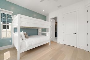 The Akoya Pearl - 2 Beach Homes Steps From CWB