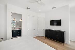 The Akoya Pearl - 2 Beach Homes Steps From CWB