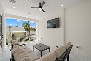 The Akoya Pearl - 2 Beach Homes Steps From CWB