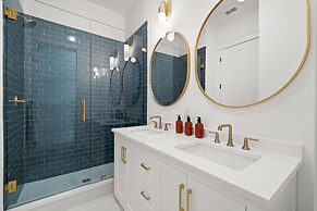 The Akoya Pearl - 2 Beach Homes Steps From CWB