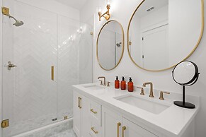 The Akoya Pearl - 2 Beach Homes Steps From CWB