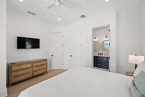 The Akoya Pearl - 2 Beach Homes Steps From CWB