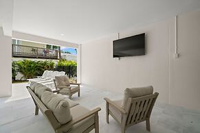 The Akoya Pearl - 2 Beach Homes Steps From CWB