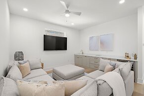 The Akoya Pearl - 2 Beach Homes Steps From CWB