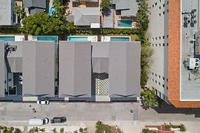 The Akoya Pearl - 2 Beach Homes Steps From CWB