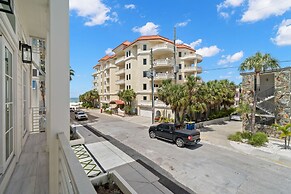 The Akoya Pearl - 2 Beach Homes Steps From CWB