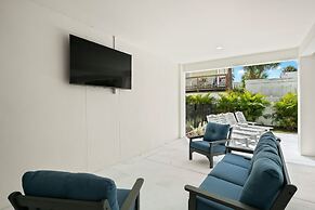 The Akoya Pearl - 2 Beach Homes Steps From CWB