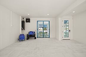 The Akoya Pearl - 2 Beach Homes Steps From CWB