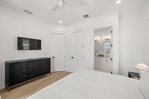 The Akoya Pearl - 2 Beach Homes Steps From CWB