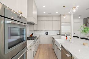 The Akoya Pearl - 2 Beach Homes Steps From CWB