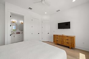 The Akoya Pearl - 2 Beach Homes Steps From CWB