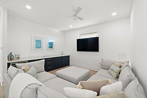 The Akoya Pearl - 2 Beach Homes Steps From CWB