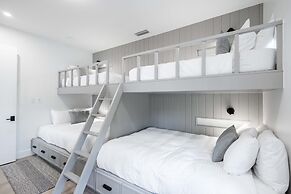 Brand New Catchlight House With Private Pool