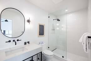 Brand New Catchlight House With Private Pool