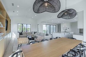 Brand New Catchlight House With Private Pool