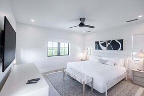 Brand New Catchlight House With Private Pool