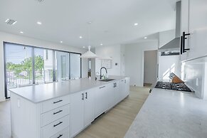 Brand New Catchlight House With Private Pool