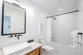 Brand New Catchlight House With Private Pool