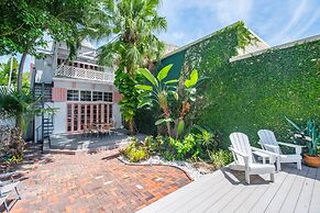 New Rose Petal Petite Suite - Pool Parking