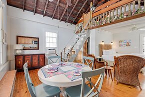 New Coastal Rose - Bright Loft With High Ceilings