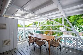 New Coastal Rose - Bright Loft With High Ceilings