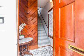 New Coastal Rose - Bright Loft With High Ceilings