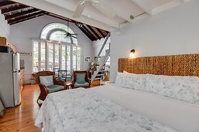 New Coastal Rose - Bright Loft With High Ceilings