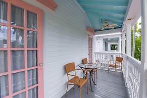 New Coastal Rose - Bright Loft With High Ceilings