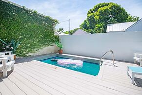 New Coastal Rose - Bright Loft With High Ceilings