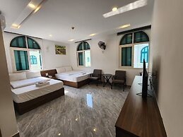 10 Bedroom Apartment 300m From The Sea