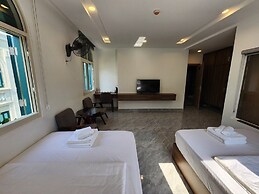 10 Bedroom Apartment 300m From The Sea