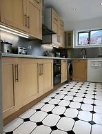 Spacious Apartment in Thornton Road L