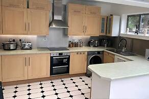 Spacious Apartment in Thornton Road L