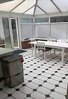 Spacious Apartment in Thornton Road L