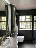 Spacious Apartment in Thornton Road L