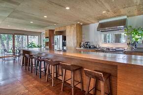 Spacious 5-br 4-bath Pool in East Hamptons