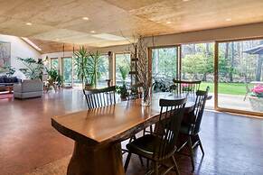 Spacious 5-br 4-bath Pool in East Hamptons