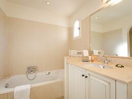 Holiday Flats at Domaine de Saint-endreol With Golf, SPA and Pool